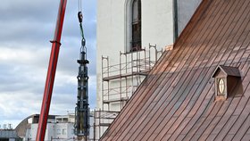 Na kostele svatého Jakuba v Brně je zpět jedna z fiál, kterou museli dělníci při opravách kostela neplánovaně sundat.