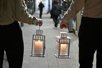 Betlémské světlo dorazilo do Prahy: Rozvezou ho historické tramvaje, připálíte si ho i u Muzea MHD