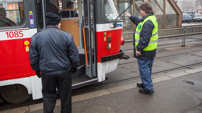 Brno chce vyčistit tramvaje od zapáchajících a špinavých cestujících