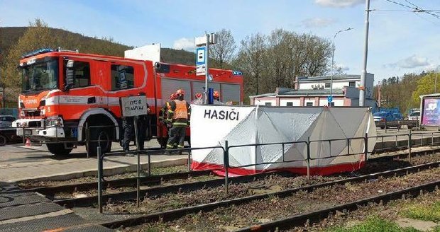 Tramvaj v Brně srazila mladíka: Zaklínil se pod vozem a zemřel 