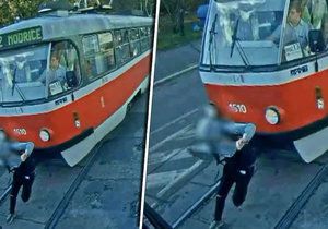 Tramvaj smetla studenta v Brně: Šokující video teď pouštějí dětem