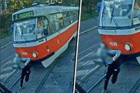 Děsivé video: Kluk v Brně přebíhal před tramvají! Ta ho smetla!