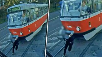 Nepozorného školáka v Brně smetla tramvaj. Děsivé video teď pouští dětem jako prevenci