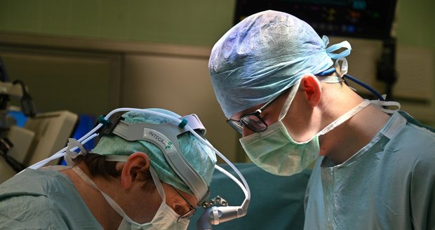 Transplantace jater je složitou operaci trvající čtyři až pět hodin.