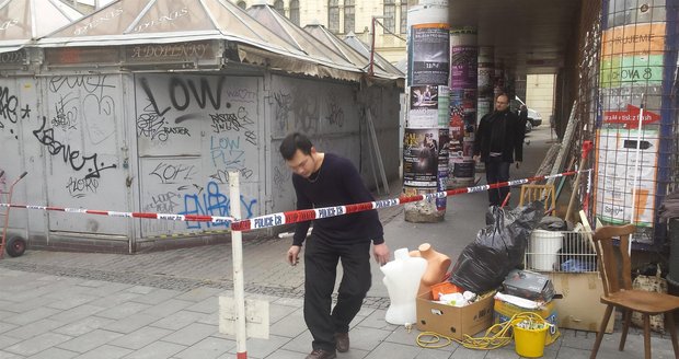 Za pásku smějí jen prodejci, aby uklidili zboží určené k vystěhování. To se od rána povalovalo na chodníku.