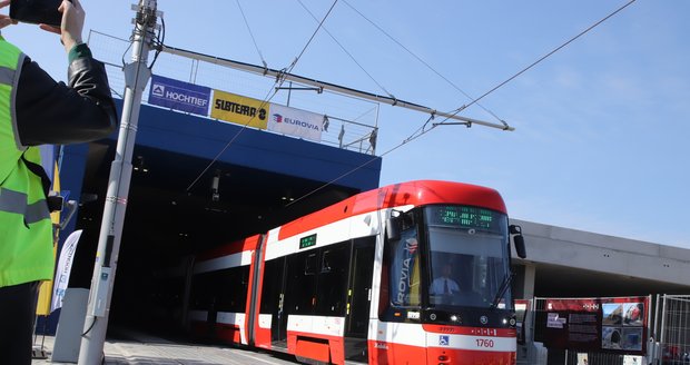 První tramvaj vyjíždí z tunelu na Žabovřeské v Brně.