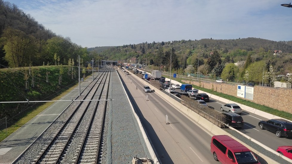 Nově vedený úsek tramvají a silniční dopravy v Brně na Žabovřeské.