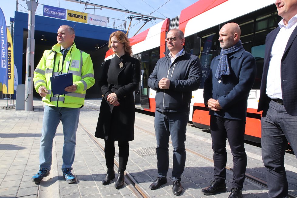 Primátorka Brna Markéta Vaňková při slavnostním otevření sdělila, že úplná uzavírka tramvajové trati urychlila práce o mnoho měsíců.