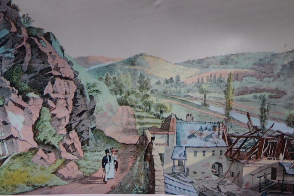 Takto vypadala lokalita Kamenný vrch přibližně před 200 lety. Místo cesty, kde jdou lidé je nyní silnice, tramvajový tunel vede skálou vlevo.