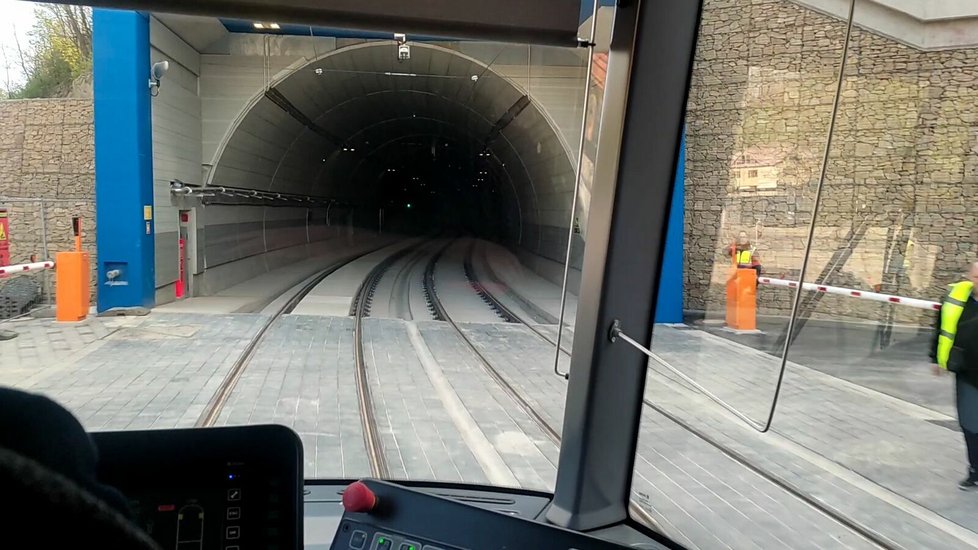 Vjezd do tunelu na Žabovřeské. Je dlouhý 333 metrů.