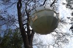 Netradiční atrakci mají Brňané v Tyršově sadu na Veveří. V korunách stromů visí takzvaný stromostan, připomínající ze všeho nejvíce UFO.