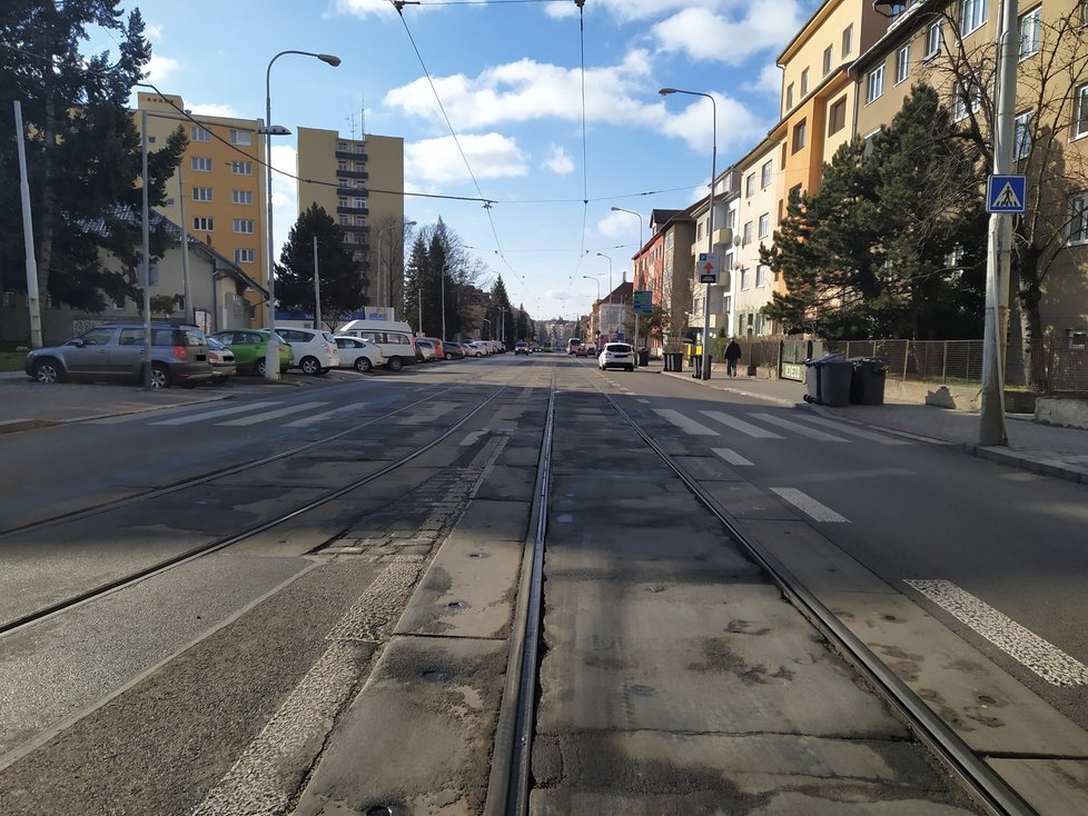 Merhautova ulice připomíná tankodrom.