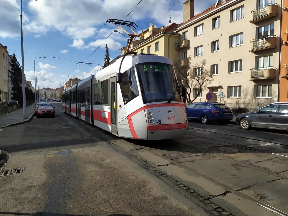 Merhautova ulice připomíná tankodrom.