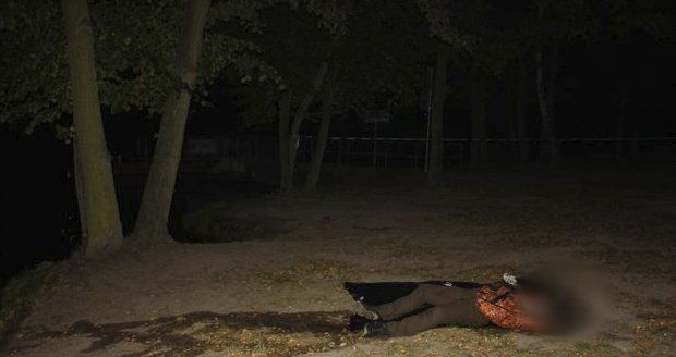 Rybáři našli v Brněnské přehradě v oblasti Rokle utonulého muže, který měl na těle připevněnou sportovní tašku naplněnou kamením. Po totožnosti mrtvého nyní pátrají policisté. Vodítkem k určení jeho totožnosti by mohly být fotografie, které se našly v tašce.