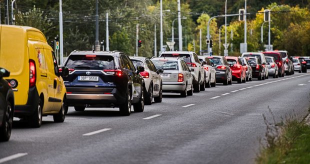 Dopravní kolony a hustý provoz v Kníničské ulici, 12. října 2026, Brno.