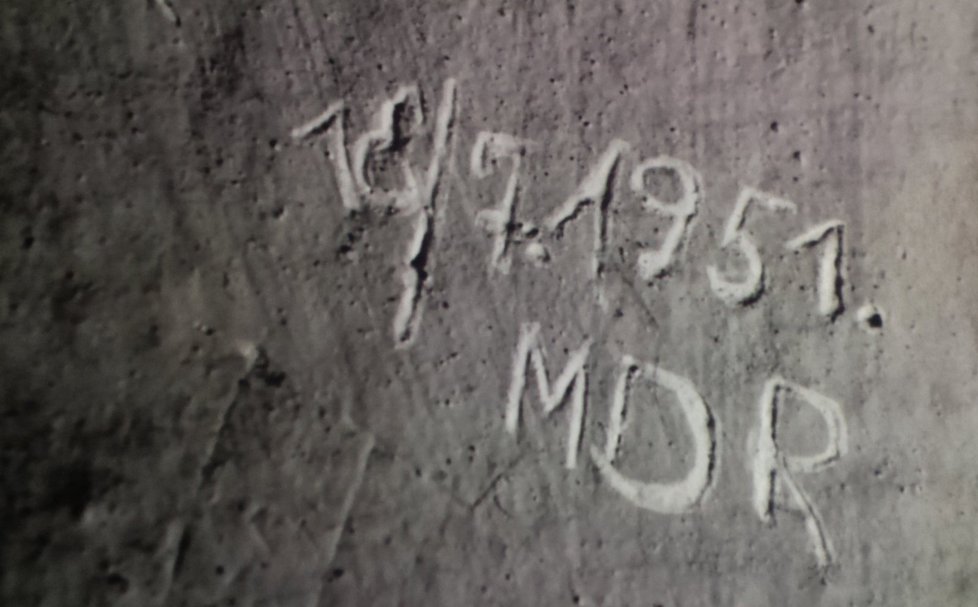 Na snímku fragment nápisu 1U8/7.1951. MDR