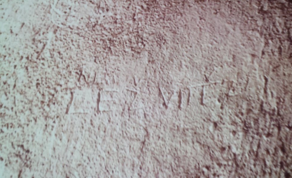 Na snímku fragment nápisu Lež vítězí.