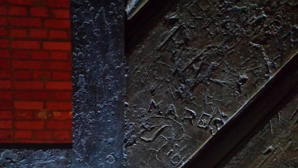 Na snímku detail nápisu Mareš.