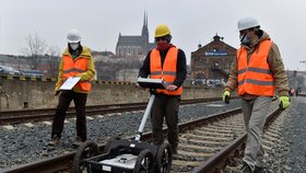 Pracovníci specializované firmy prováděli pomocí georadaru hloubkové měření stavu historického železničního viaduktu z 19. století, který leží už přes 100 let zasypaný kamením pod železničním valem u hlavního nádraží v Brně. 