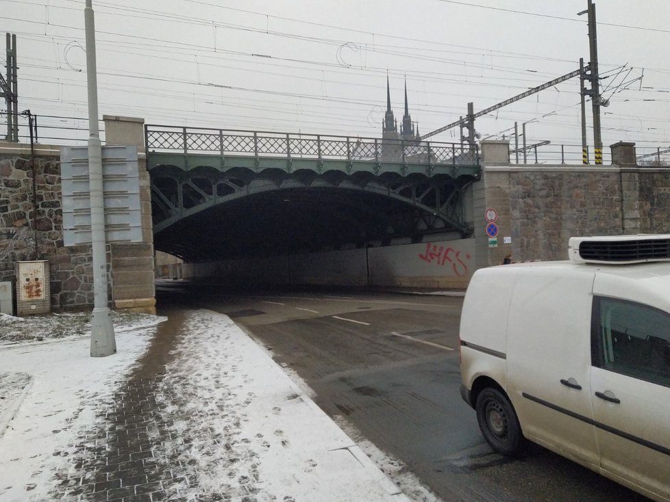 Monstrózní Vídeňský viadukt je nyní zasypaný pod kolejemi, které přivádějí a odvádějí vlaky mezi Brnem, Vídní a Prahou.