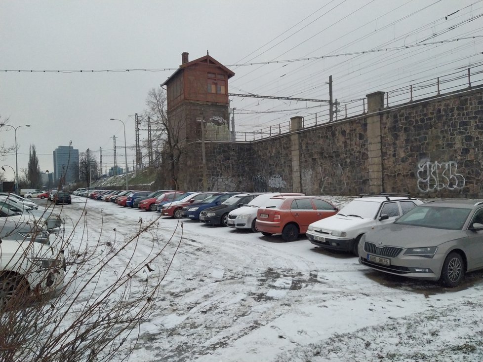 Monstrózní Vídeňský viadukt je nyní zasypaný pod kolejemi, které přivádějí a odvádějí vlaky mezi Brnem, Vídní a Prahou.