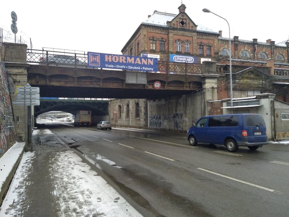 Monstrózní Vídeňský viadukt je nyní zasypaný pod kolejemi, které přivádějí a odvádějí vlaky mezi Brnem, Vídní a Prahou.