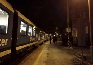 Vražda ve vlaku! Policie u Brna vyšetřuje střelbu mezi známými.