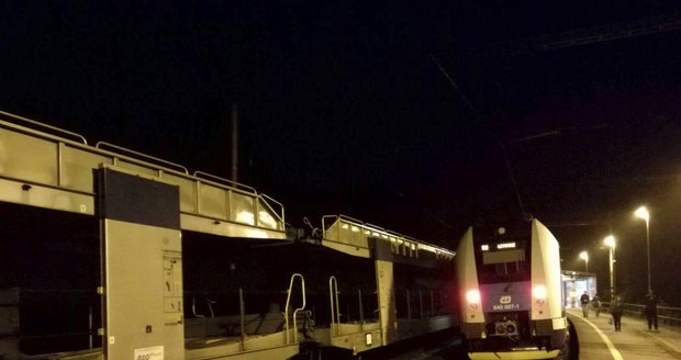U Třince vlak srazil dva lidi: Oba zemřeli na místě (ilustrační foto).