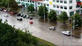 Zaplavená Vídeňská ulice v jižní části Brna
