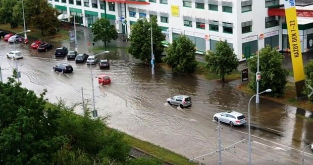 Zaplavená Vídeňská ulice v jižní části Brna.