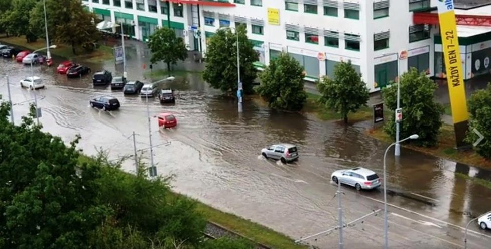 Zaplavená Vídeňská ulice v jižní části Brna.