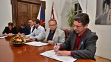Hotovo! Koaliční smlouvu v Brně podepsala šestikoalice. Lidovec Hladík v čele města končí