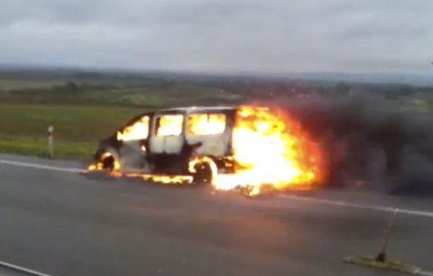 Z auta volejbalistek zbyl jen vrak: Shořelo celé vybavení až na jeden dres