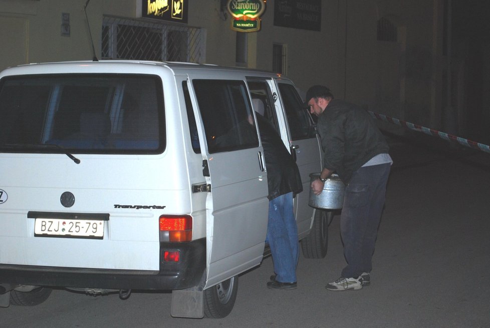 Březen 2009: kriminalisté odvážejí z domu hrůzy v Jeneweinově ulici v Brně-Komárově hrnec, v němž vrah vařil vepřové maso pro své dva psy.