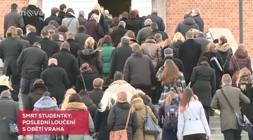 Poslední rozloučení s ubodanou studentkou z Brna: S Katkou se přišly rozloučit desítky lidí.