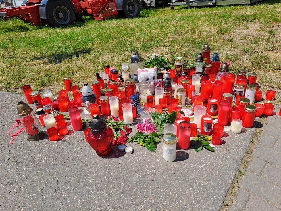 Na místě vraždy u tramvajové zastávky Přístaviště v Brně vzniklo pietní místo, kam lidé nosí svíčky.