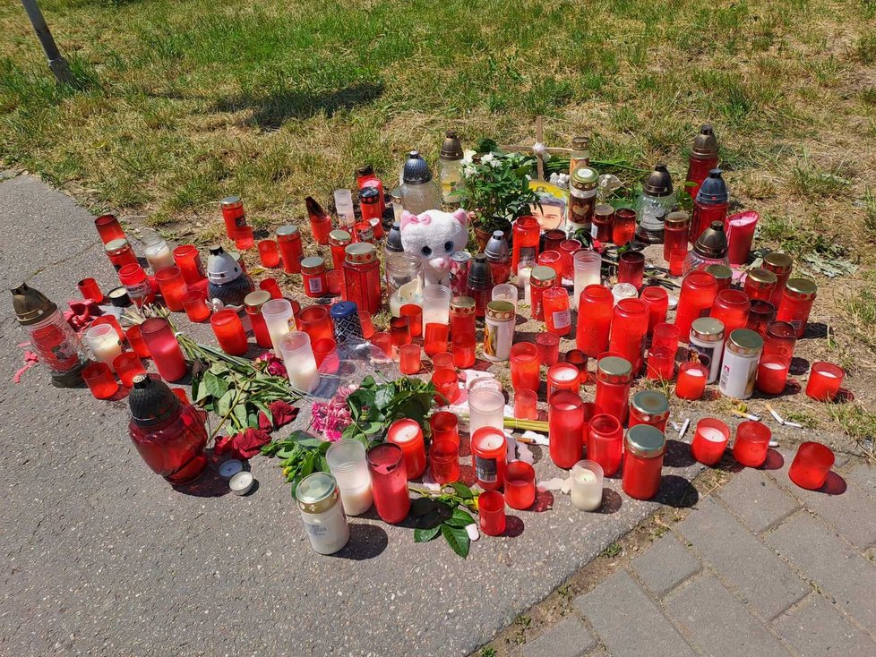 Na místě vraždy u tramvajové zastávky Přístaviště v Brně vzniklo pietní místo, kam lidé nosí svíčky.