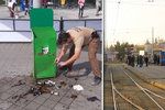 Na tramvajové smyčce ve Staré Osadě v brněnských Židenicích explodovala v pátek muži (61) v tašce podomácku vyrobená výbušnina.
