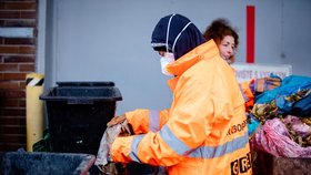 Výzkumníci z Mendelovy univerzity se celý rok hrabali v brněnských popelnicích a zjišťovali, jaké a kolik potravin lidé vyhazují.