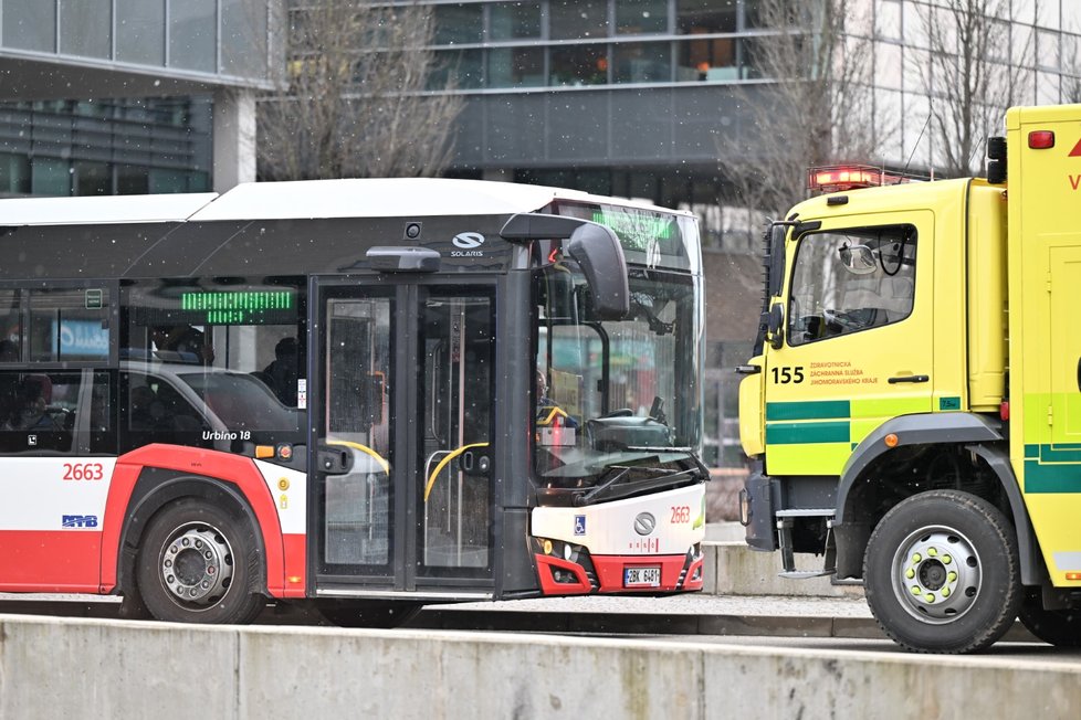 Pro 200 evakuovaných byl přistavený autobus.