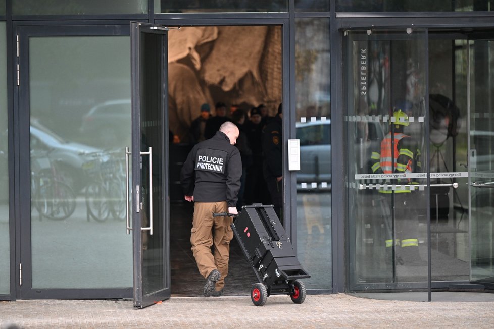 Do budovu v Holandské ulici dorazil pyrotechnik. Ozbrojenec tam zanechal podezřelý balíček.