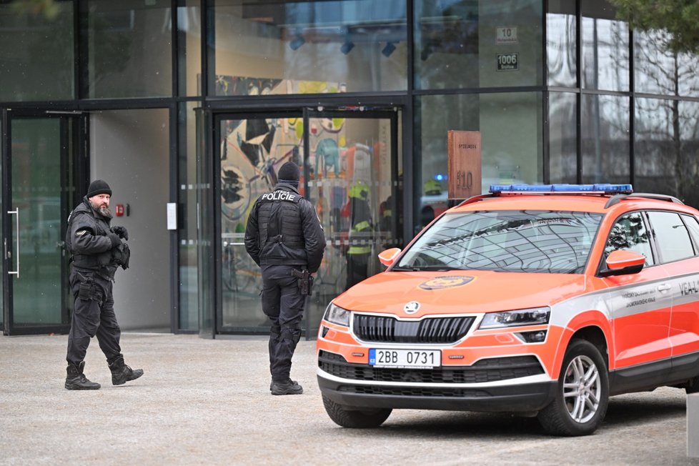 Ozbrojený muž vyhrožoval zbraní v jedné z budov v Brně.