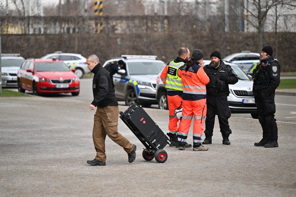 Do budovu v Holandské ulici dorazil pyrotechnik. Ozbrojenec tam zanechal podezřelý balíček.