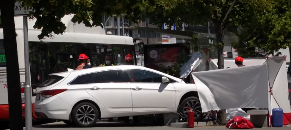 Auto vjelo na autobusovou zastávku. Žena sedící na lavičce byla na místě mrtvá.