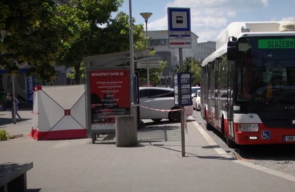 Auto vjelo na autobusovou zastávku. Žena sedící na lavičce byla na místě mrtvá.