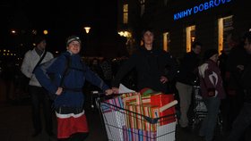 Do ulic předvánočního Brna vyrazili lidé s přeplněnými nákupními vozíky.