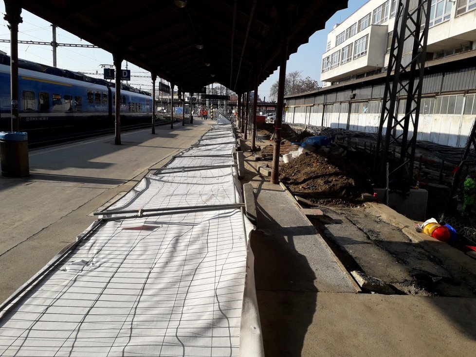 Opravy nástupišť vyřadily od 9. prosince loňského roku z velké části z provozu brněnské hlavní nádraží.