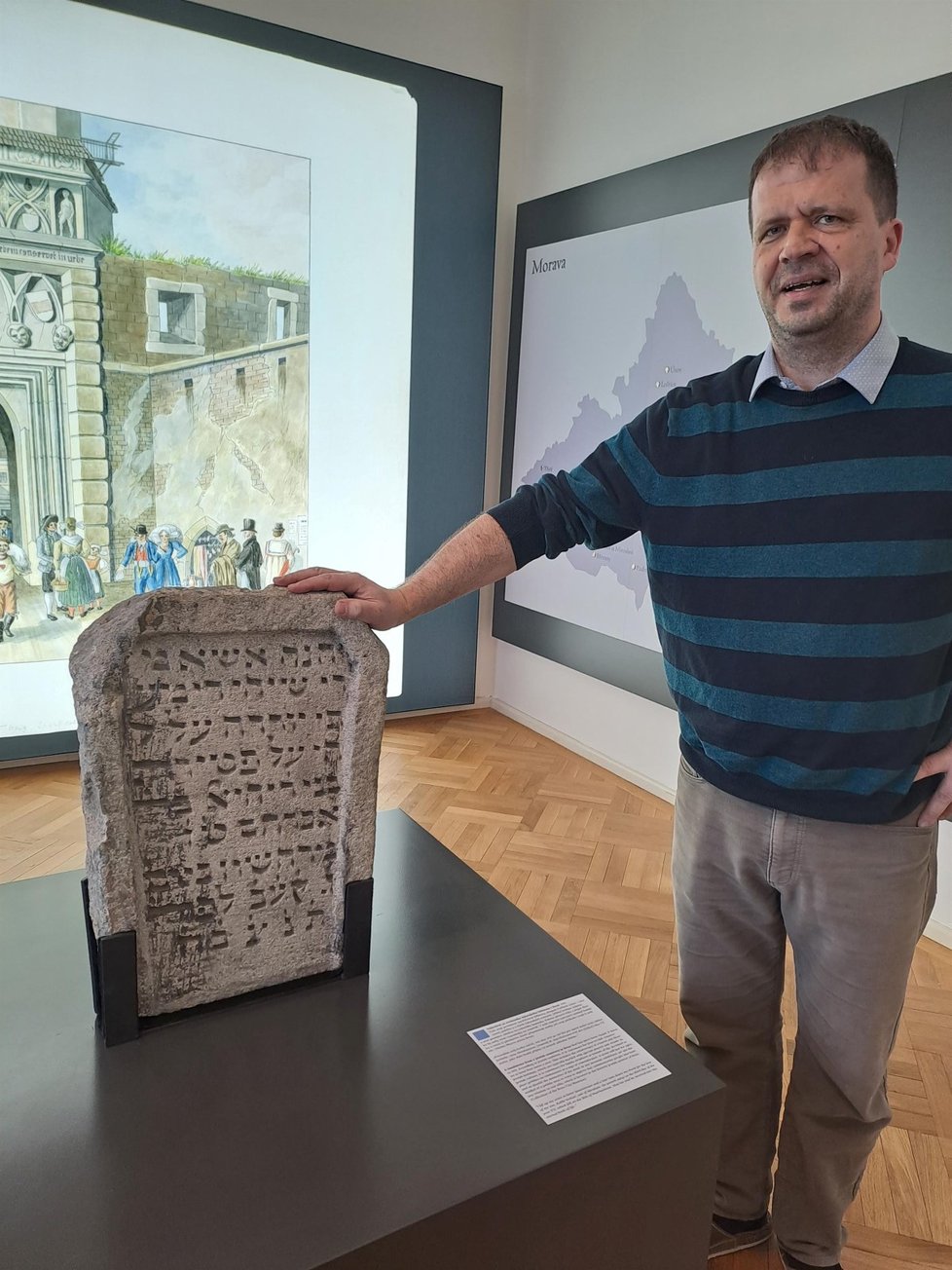 Vladan Dokoupil z Muzea Brněnska ukazuje nejstarší předmět v expozici. Židovský náhrobek z roku 1411 našli v Brně za hradbami nedaleko nádraží a veřejně je k vidění poprvé.