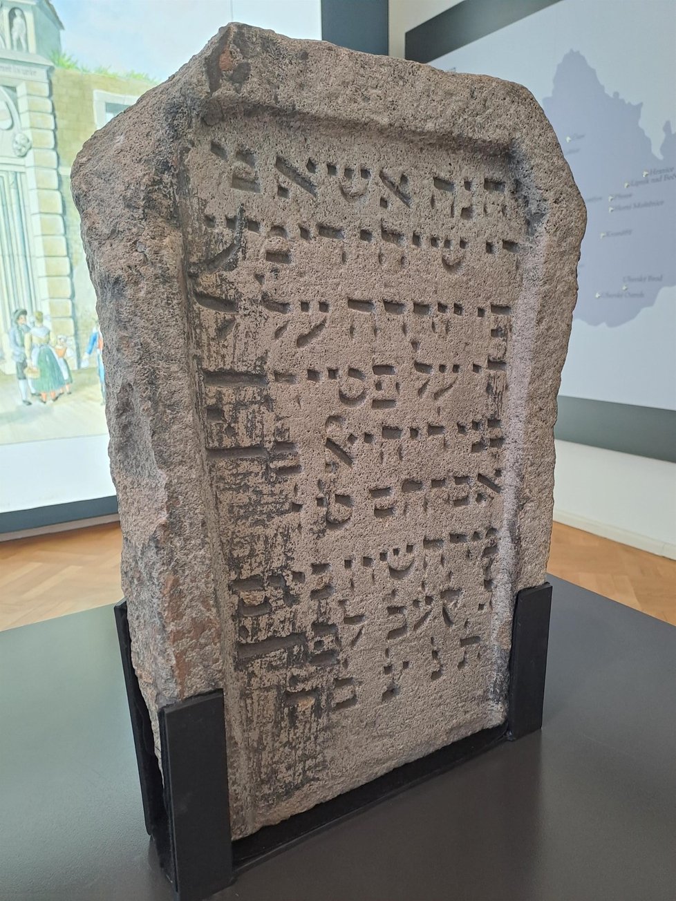 Nejstarší předmět v expozici. Židovský náhrobek z roku 1411 našli v Brně za hradbami nedaleko nádraží a veřejně je k vidění poprvé.