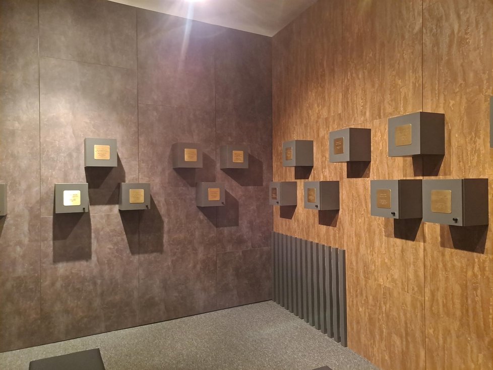 Holocaustu je věnovaná čtvrtá z šesti částí expozice. Má podobu temné místnosti s tmavými krychlemi, jež připomínají tzv. kameny zmizelých. Každá krychle obsahuje příběh.